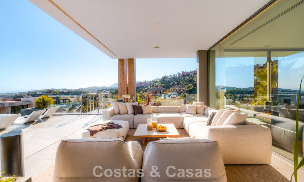 Villa de diseño vanguardista en venta con vistas panorámicas al mar, dentro de un prestigioso resort de golf, Marbella - Benahavís 791063