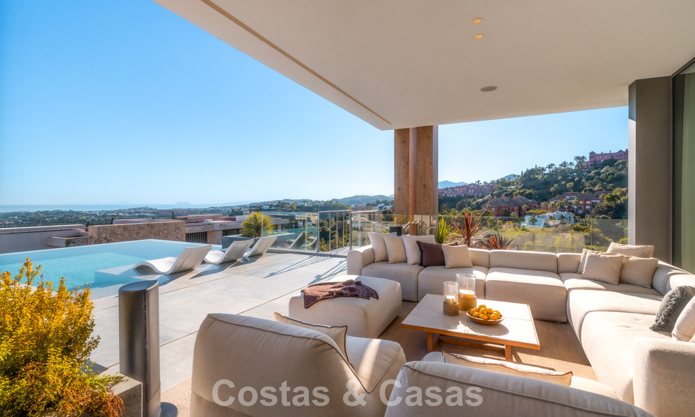 Villa de diseño vanguardista en venta con vistas panorámicas al mar, dentro de un prestigioso resort de golf, Marbella - Benahavís 791064
