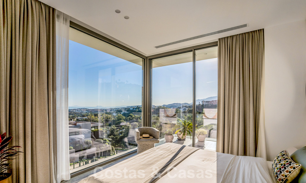 Villa de diseño vanguardista en venta con vistas panorámicas al mar, dentro de un prestigioso resort de golf, Marbella - Benahavís 791067