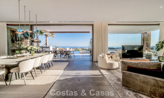 Villa de diseño vanguardista en venta con vistas panorámicas al mar, dentro de un prestigioso resort de golf, Marbella - Benahavís 791068 