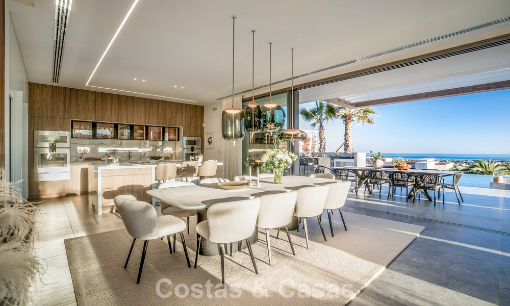 Villa de diseño vanguardista en venta con vistas panorámicas al mar, dentro de un prestigioso resort de golf, Marbella - Benahavís 791069