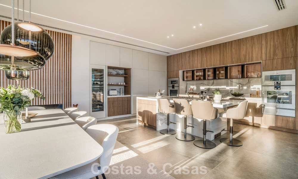 Villa de diseño vanguardista en venta con vistas panorámicas al mar, dentro de un prestigioso resort de golf, Marbella - Benahavís 791070