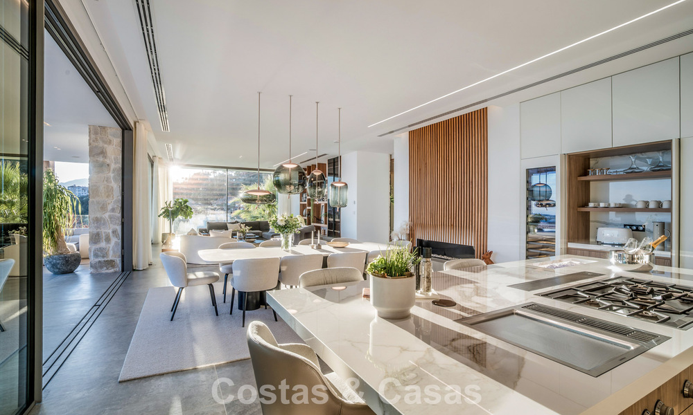 Villa de diseño vanguardista en venta con vistas panorámicas al mar, dentro de un prestigioso resort de golf, Marbella - Benahavís 791071