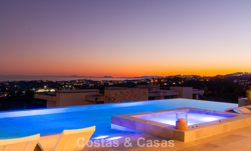 Villa de diseño vanguardista en venta con vistas panorámicas al mar, dentro de un prestigioso resort de golf, Marbella - Benahavís 791073