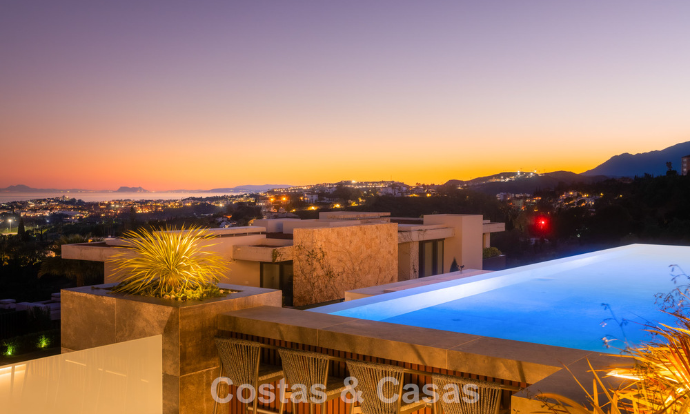Villa de diseño vanguardista en venta con vistas panorámicas al mar, dentro de un prestigioso resort de golf, Marbella - Benahavís 791074