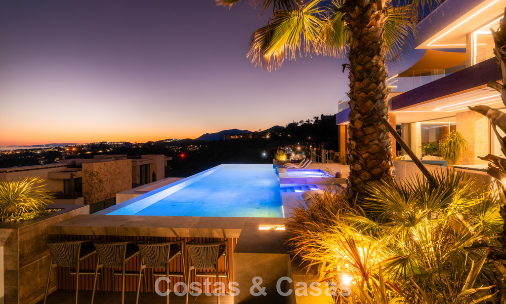 Villa de diseño vanguardista en venta con vistas panorámicas al mar, dentro de un prestigioso resort de golf, Marbella - Benahavís 791075