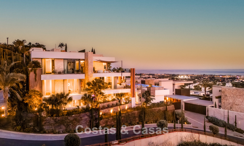 Villa de diseño vanguardista en venta con vistas panorámicas al mar, dentro de un prestigioso resort de golf, Marbella - Benahavís 791078