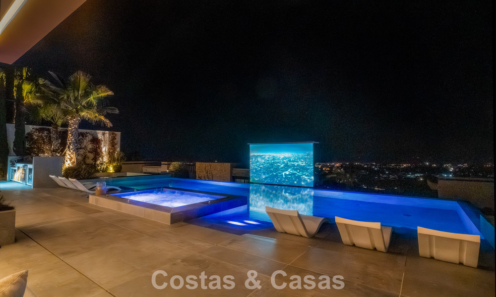 Villa de diseño vanguardista en venta con vistas panorámicas al mar, dentro de un prestigioso resort de golf, Marbella - Benahavís 791079