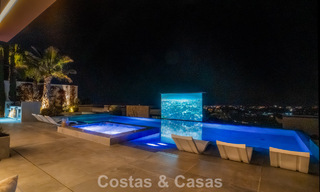 Villa de diseño vanguardista en venta con vistas panorámicas al mar, dentro de un prestigioso resort de golf, Marbella - Benahavís 791079 