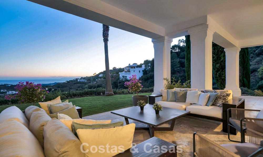 Majestuosa villa de lujo Española en venta con sublimes vistas al mar en una comunidad cerrada en Benahavís - Marbella 791212