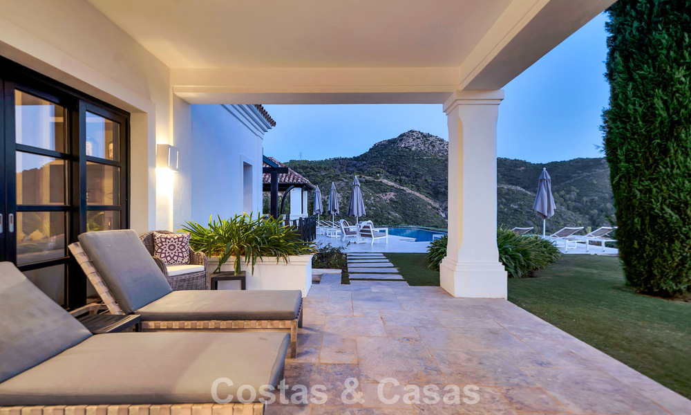 Majestuosa villa de lujo Española en venta con sublimes vistas al mar en una comunidad cerrada en Benahavís - Marbella 791213
