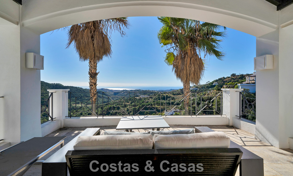 Majestuosa villa de lujo Española en venta con sublimes vistas al mar en una comunidad cerrada en Benahavís - Marbella 791214