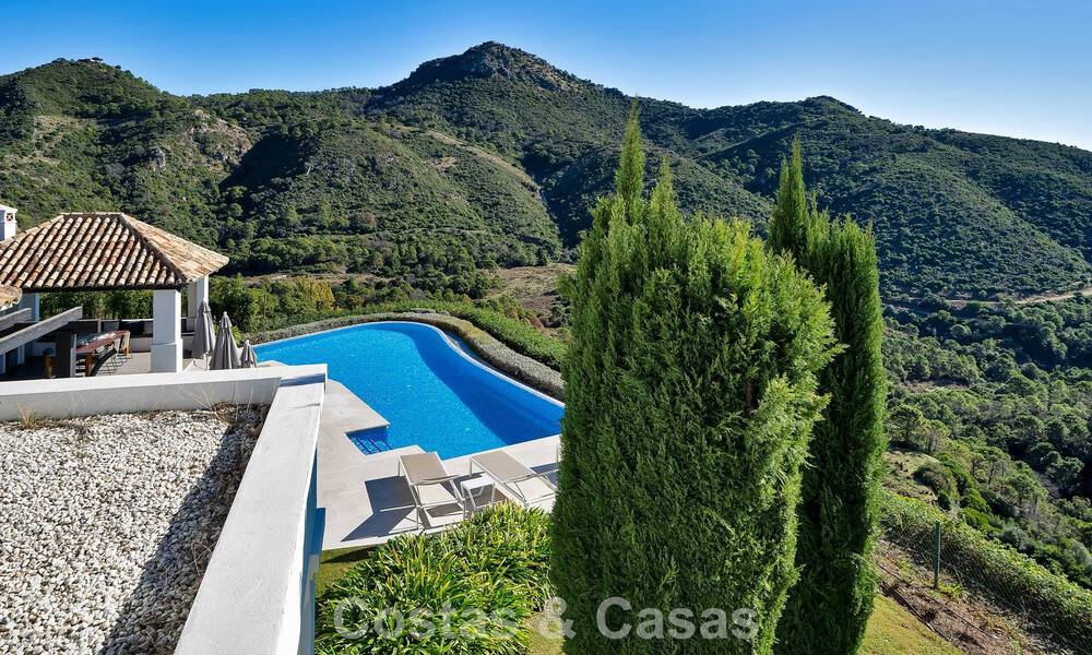 Majestuosa villa de lujo Española en venta con sublimes vistas al mar en una comunidad cerrada en Benahavís - Marbella 791216