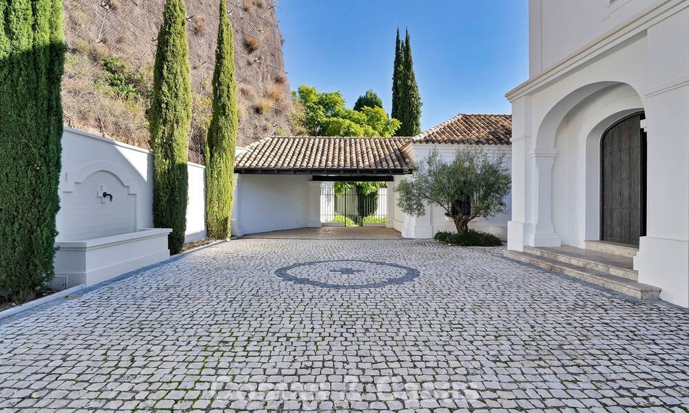 Majestuosa villa de lujo Española en venta con sublimes vistas al mar en una comunidad cerrada en Benahavís - Marbella 791222