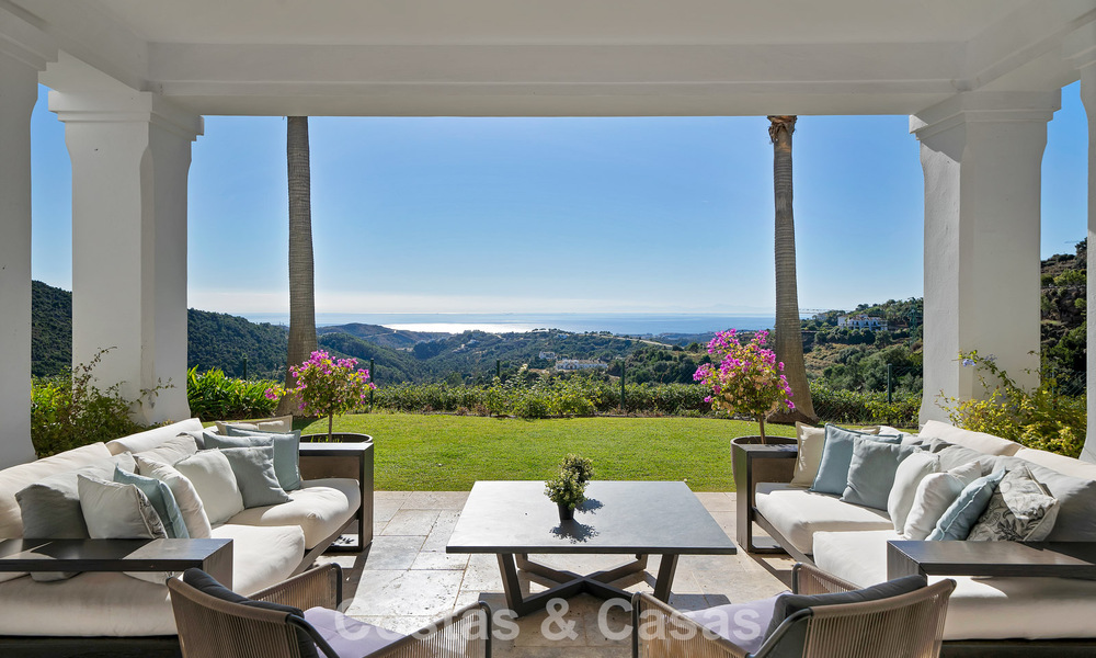 Majestuosa villa de lujo Española en venta con sublimes vistas al mar en una comunidad cerrada en Benahavís - Marbella 791223