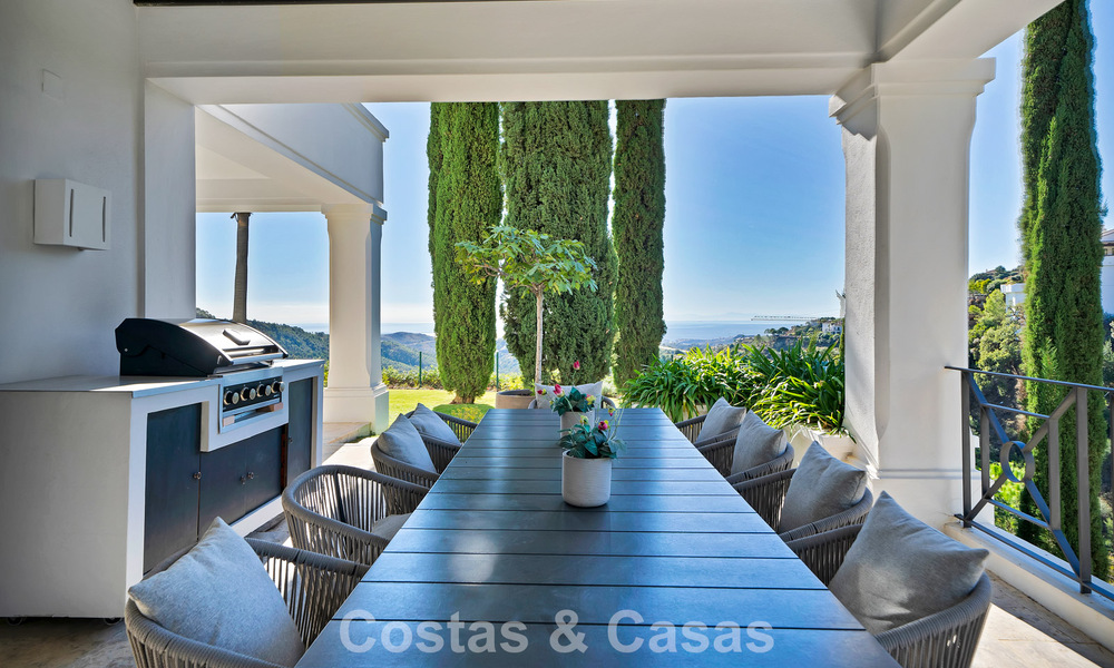 Majestuosa villa de lujo Española en venta con sublimes vistas al mar en una comunidad cerrada en Benahavís - Marbella 791225