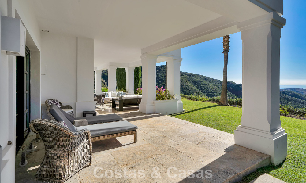 Majestuosa villa de lujo Española en venta con sublimes vistas al mar en una comunidad cerrada en Benahavís - Marbella 791228