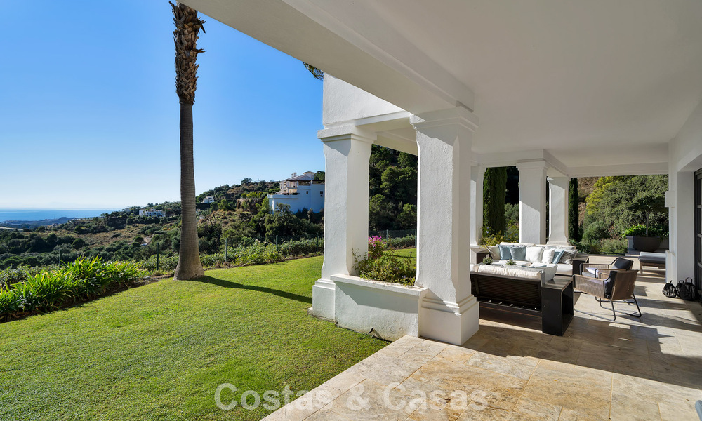 Majestuosa villa de lujo Española en venta con sublimes vistas al mar en una comunidad cerrada en Benahavís - Marbella 791232