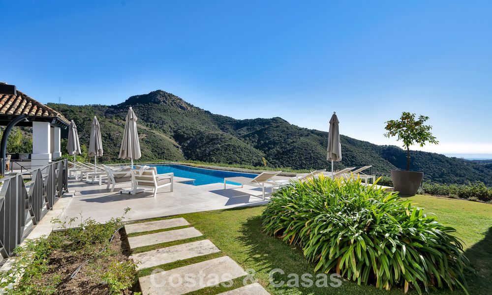 Majestuosa villa de lujo Española en venta con sublimes vistas al mar en una comunidad cerrada en Benahavís - Marbella 791233