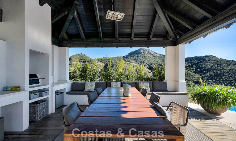 Majestuosa villa de lujo Española en venta con sublimes vistas al mar en una comunidad cerrada en Benahavís - Marbella 791236
