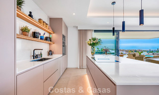 Impresionante villa contemporánea en venta en primera línea de golf en la New Golden Mile entre Marbella y Estepona 791382 