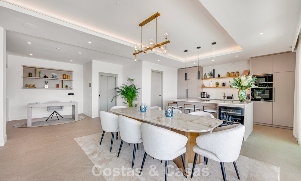 Impresionante villa contemporánea en venta en primera línea de golf en la New Golden Mile entre Marbella y Estepona 791385