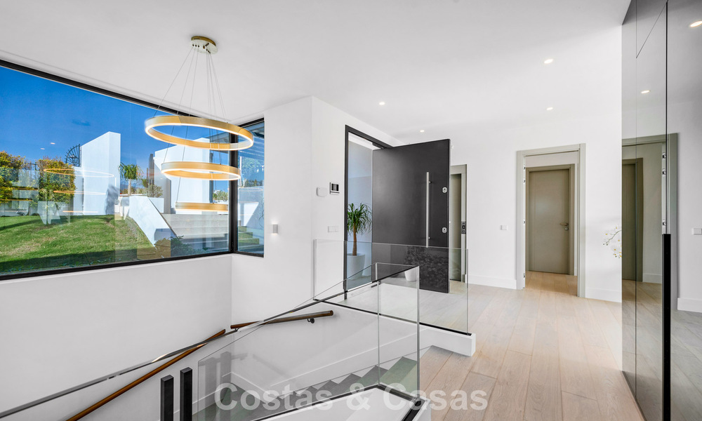 Impresionante villa contemporánea en venta en primera línea de golf en la New Golden Mile entre Marbella y Estepona 791403