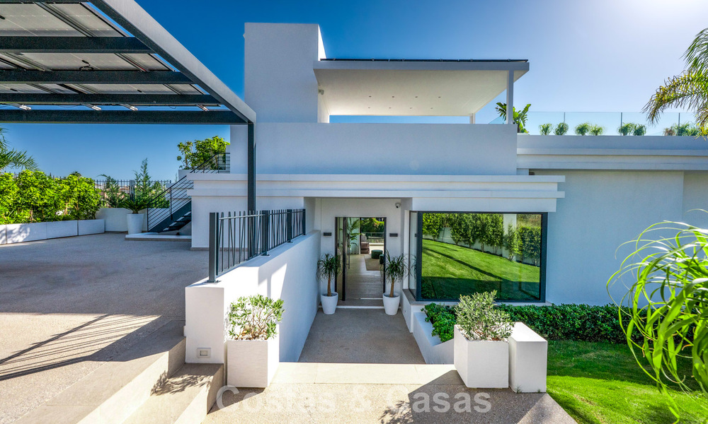 Impresionante villa contemporánea en venta en primera línea de golf en la New Golden Mile entre Marbella y Estepona 791411