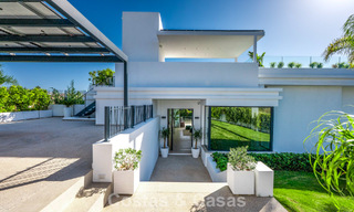 Impresionante villa contemporánea en venta en primera línea de golf en la New Golden Mile entre Marbella y Estepona 791411 