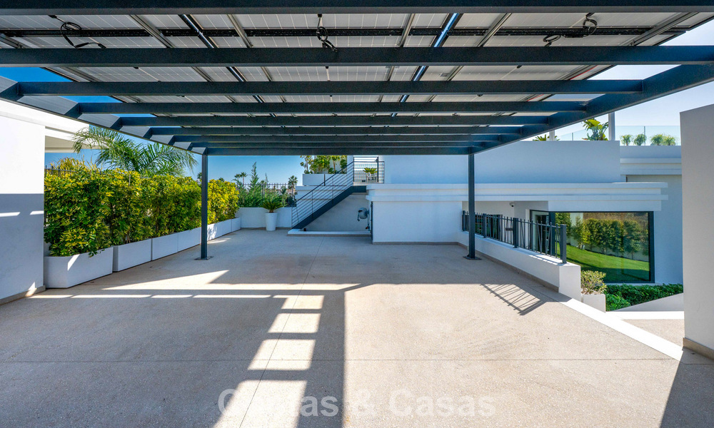 Impresionante villa contemporánea en venta en primera línea de golf en la New Golden Mile entre Marbella y Estepona 791412