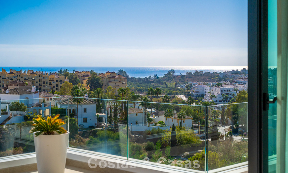 Impresionante villa contemporánea en venta en primera línea de golf en la New Golden Mile entre Marbella y Estepona 791413
