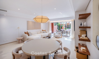 Elegante adosada de 4 dormitorios totalmente renovada en venta en una urbanización cerrada en la Milla de Oro de Marbella 791296 