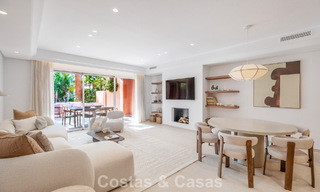 Elegante adosada de 4 dormitorios totalmente renovada en venta en una urbanización cerrada en la Milla de Oro de Marbella 791298 
