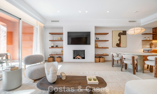 Elegante adosada de 4 dormitorios totalmente renovada en venta en una urbanización cerrada en la Milla de Oro de Marbella 791299 