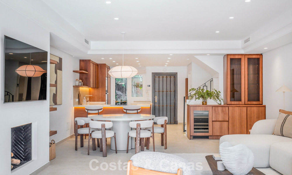 Elegante adosada de 4 dormitorios totalmente renovada en venta en una urbanización cerrada en la Milla de Oro de Marbella 791300