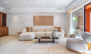 Elegante adosada de 4 dormitorios totalmente renovada en venta en una urbanización cerrada en la Milla de Oro de Marbella 791302 