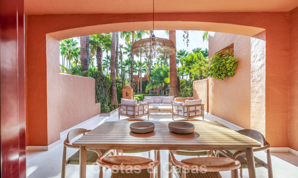 Elegante adosada de 4 dormitorios totalmente renovada en venta en una urbanización cerrada en la Milla de Oro de Marbella 791303