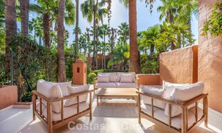 Elegante adosada de 4 dormitorios totalmente renovada en venta en una urbanización cerrada en la Milla de Oro de Marbella 791304 