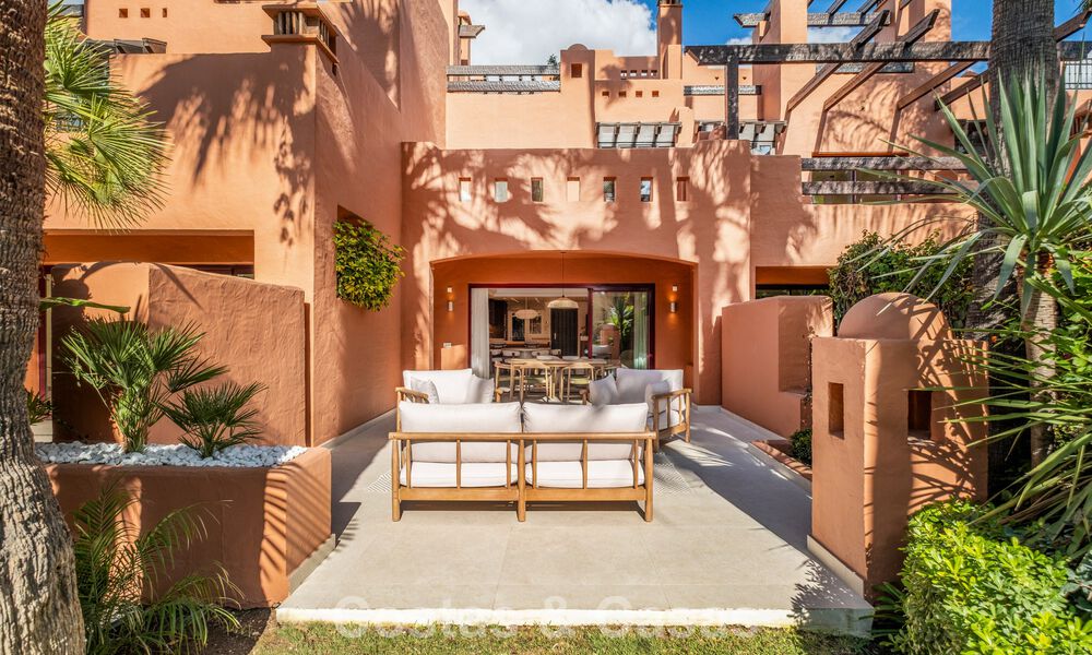 Elegante adosada de 4 dormitorios totalmente renovada en venta en una urbanización cerrada en la Milla de Oro de Marbella 791306