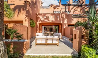 Elegante adosada de 4 dormitorios totalmente renovada en venta en una urbanización cerrada en la Milla de Oro de Marbella 791306 