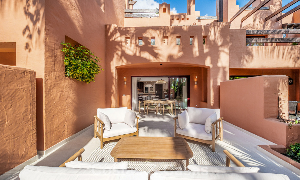 Elegante adosada de 4 dormitorios totalmente renovada en venta en una urbanización cerrada en la Milla de Oro de Marbella 791307