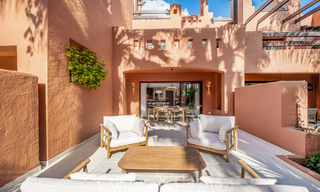 Elegante adosada de 4 dormitorios totalmente renovada en venta en una urbanización cerrada en la Milla de Oro de Marbella 791307 