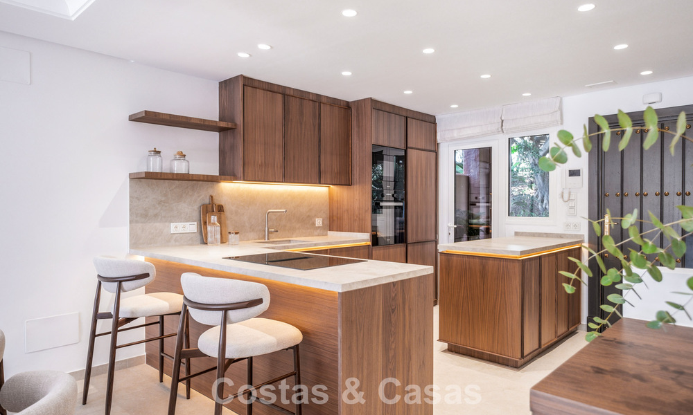 Elegante adosada de 4 dormitorios totalmente renovada en venta en una urbanización cerrada en la Milla de Oro de Marbella 791308
