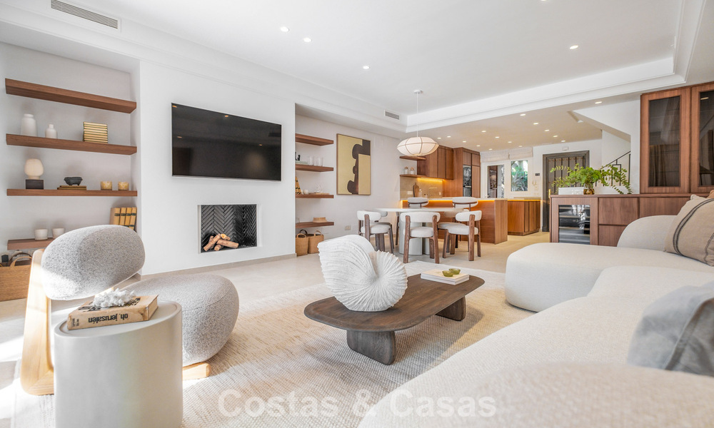 Elegante adosada de 4 dormitorios totalmente renovada en venta en una urbanización cerrada en la Milla de Oro de Marbella 791309