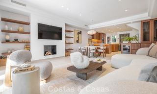 Elegante adosada de 4 dormitorios totalmente renovada en venta en una urbanización cerrada en la Milla de Oro de Marbella 791309 