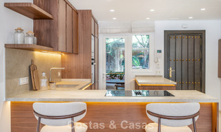 Elegante adosada de 4 dormitorios totalmente renovada en venta en una urbanización cerrada en la Milla de Oro de Marbella 791310 