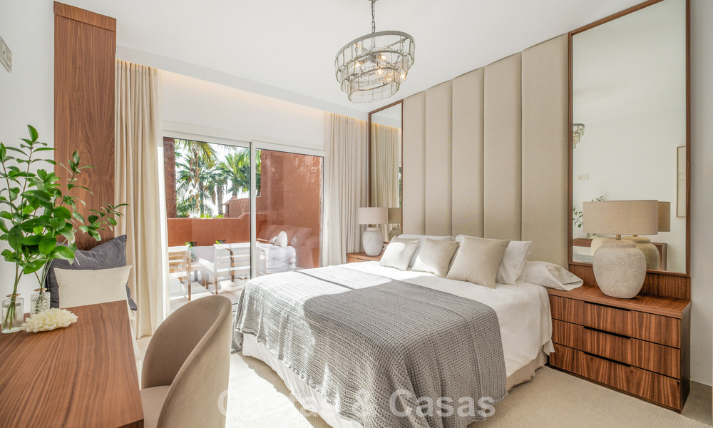 Elegante adosada de 4 dormitorios totalmente renovada en venta en una urbanización cerrada en la Milla de Oro de Marbella 791311