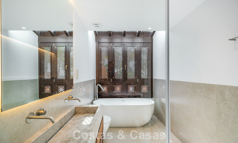 Elegante adosada de 4 dormitorios totalmente renovada en venta en una urbanización cerrada en la Milla de Oro de Marbella 791313