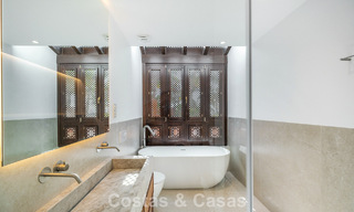 Elegante adosada de 4 dormitorios totalmente renovada en venta en una urbanización cerrada en la Milla de Oro de Marbella 791313 