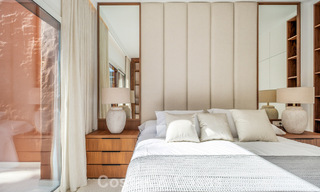 Elegante adosada de 4 dormitorios totalmente renovada en venta en una urbanización cerrada en la Milla de Oro de Marbella 791314 